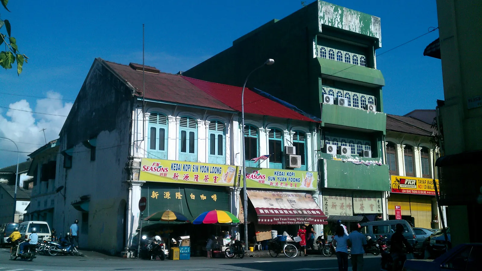 Old shophouses on Jalan Bandar Timah in Ipoh old town, with the Sin Yoon Loong and Sun Yuan Foong white coffee shops