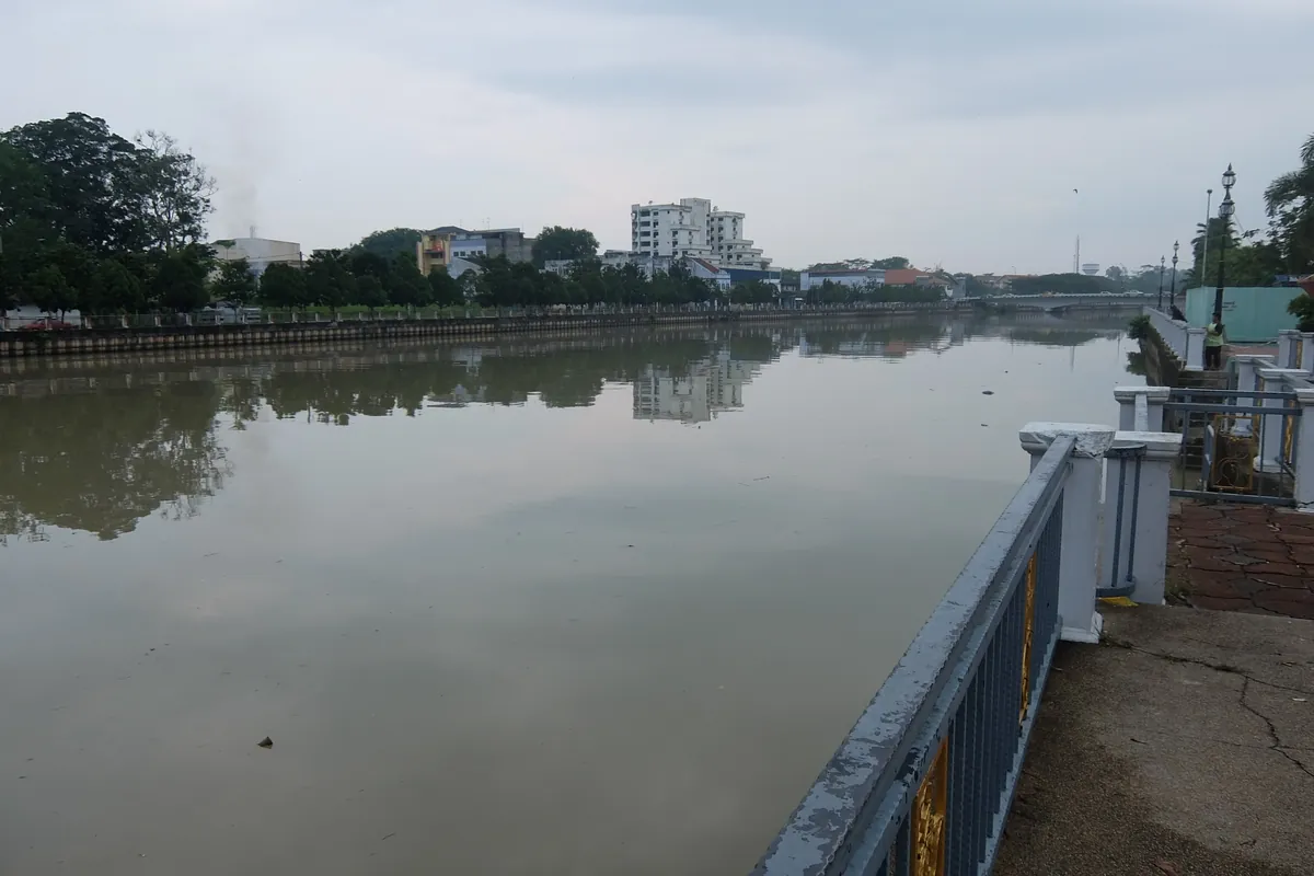 流经哥打丁宜市区河畔的平静柔佛河