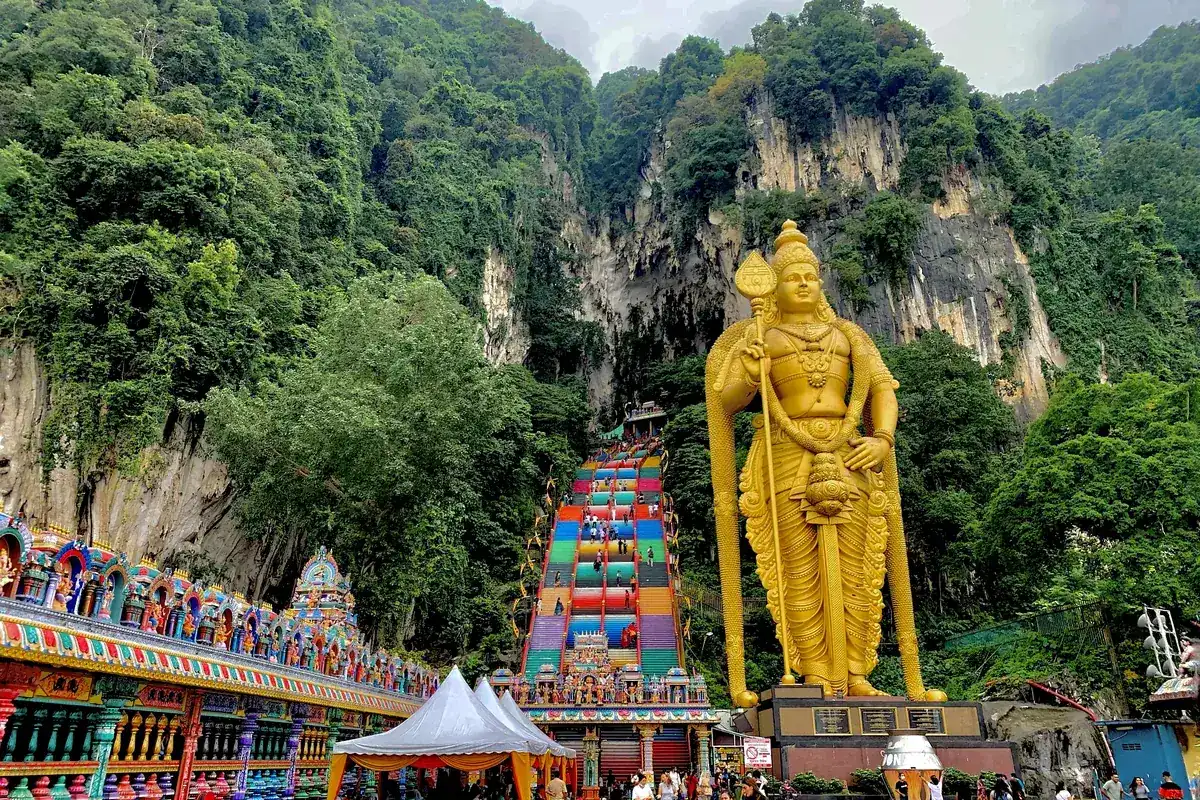 吉隆坡黑风洞的金色战神像与彩虹阶梯