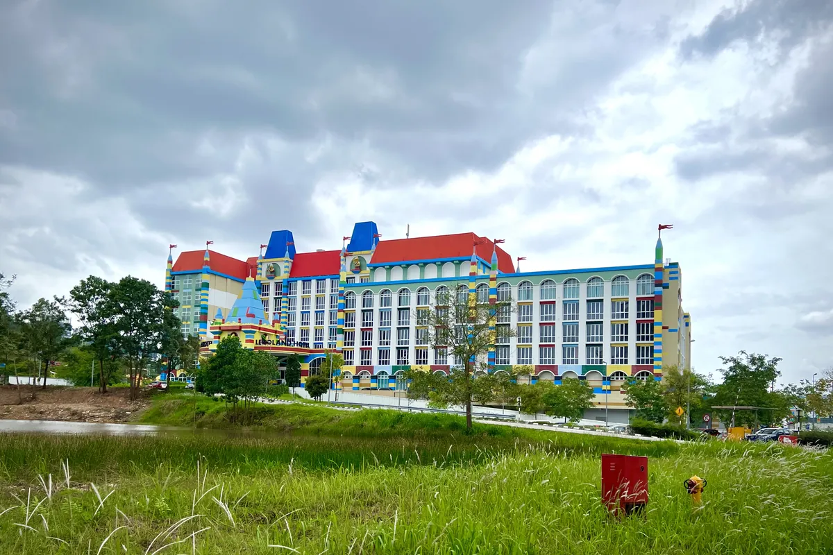 隔着草地远眺柔佛城堡风格的乐高乐园酒店