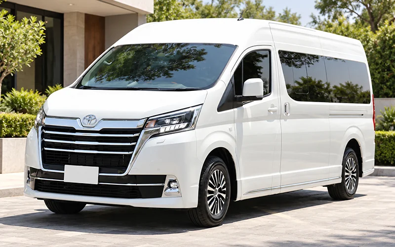 停在酒店门口的 Toyota Hiace