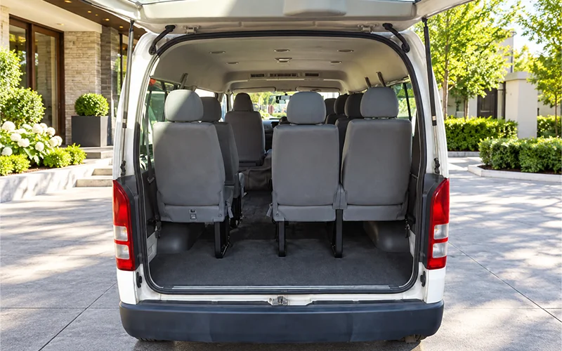 Toyota Hiace 后门与座位